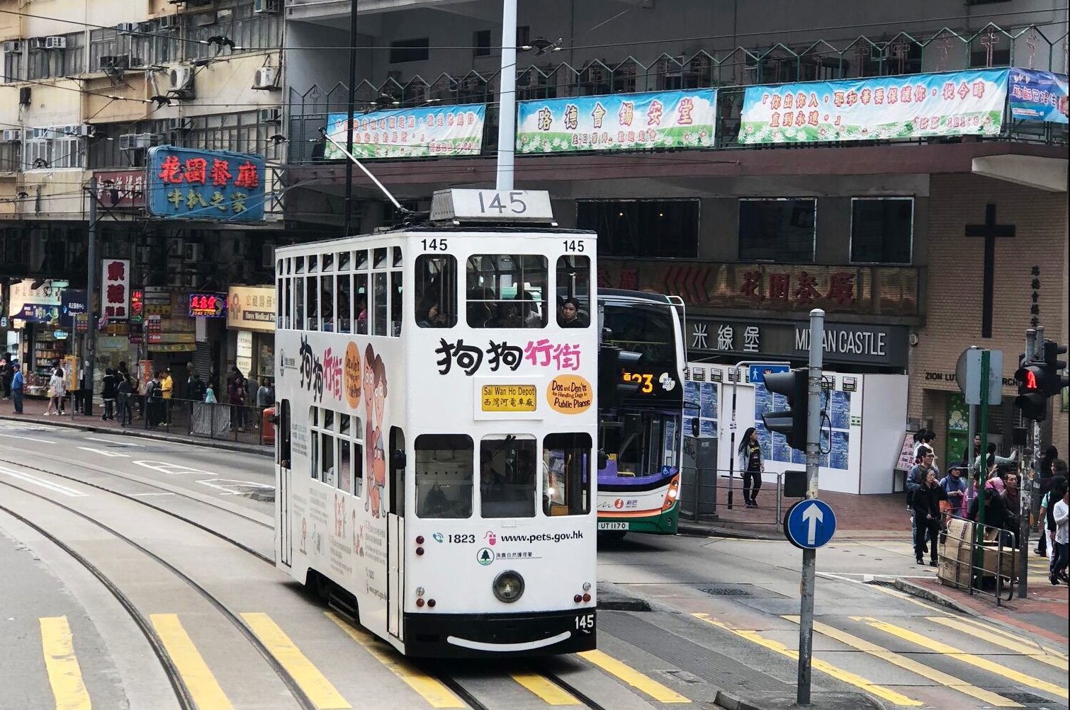 ding-ding-tram-hktb-things-to-do-in-hong-kong-food-for-thought